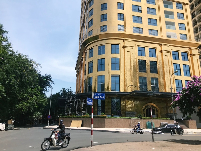 Đối với các căn hộ tại Hà Nội Golden Lake đang được chào bán với mức giá từ 6.500 USD/m2 (khoảng 150 triệu đồng/m2).