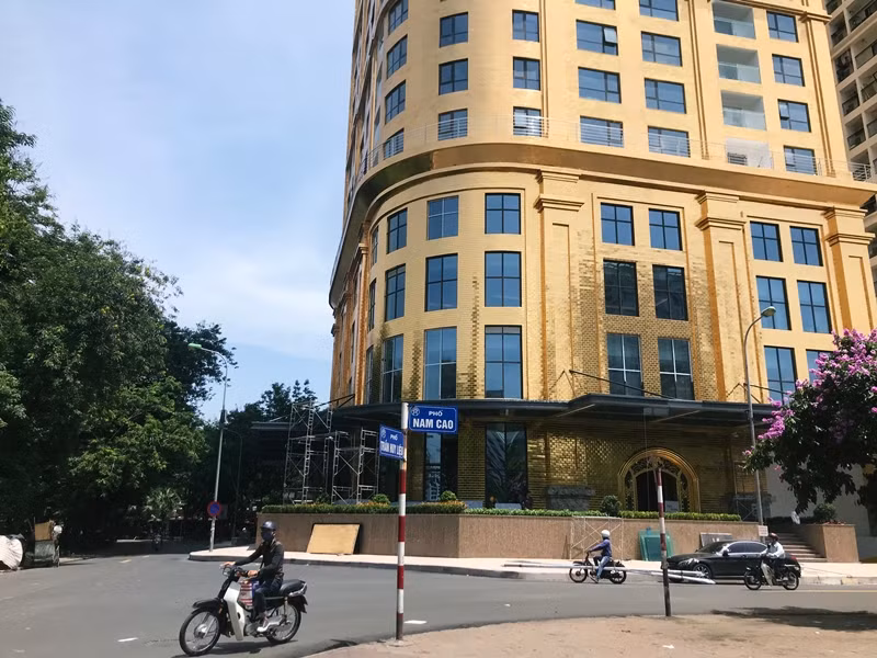 Đối với các căn hộ tại Hà Nội Golden Lake đang được chào bán với mức giá từ 6.500 USD/m2 (khoảng 150 triệu đồng/m2).