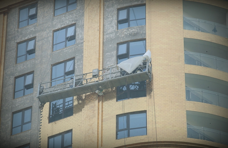 Công nhân tỉ mỉ hoàn thiện các công đoạn cuối cùng.