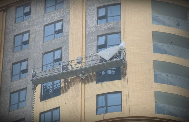 Công nhân tỉ mỉ hoàn thiện các công đoạn cuối cùng.