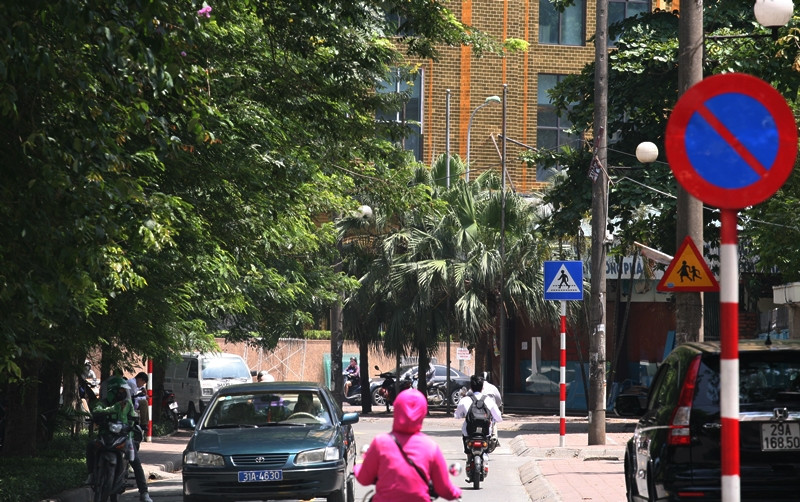 Tòa nhà dát vàng 24k nổi bật từ gần ra xa.