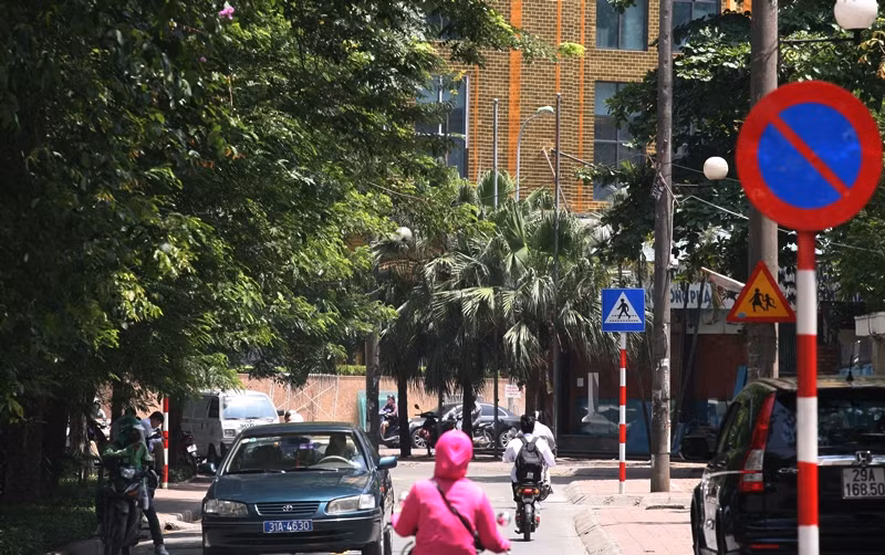 Tòa nhà dát vàng 24k nổi bật từ gần ra xa.