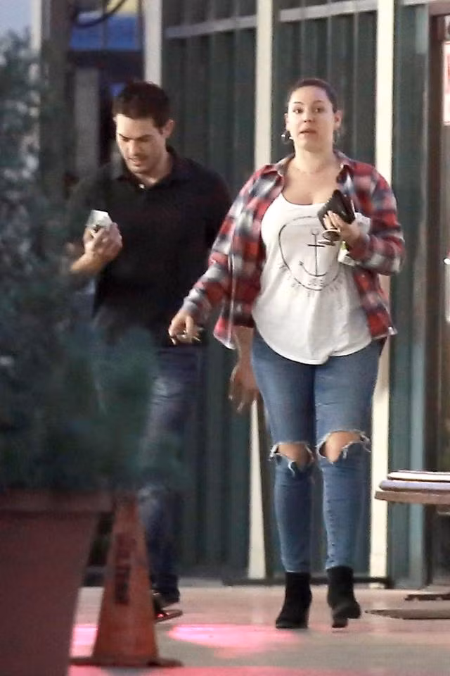 Kelly bắt đầu bước chân vào nghề mẫu khi mẹ cô ghi tên cho con gái tham gia cuộc thi tìm kiếm người mẫu năm cô mới 16 tuổi. Sau đó, nhờ thân hình bốc lửa và khuôn mặt xinh xắn, Kelly Brook đã được rất nhiều thương hiệu mời làm mẫu. (Ảnh: Xposure)