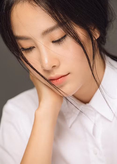 Nam Em đã được đạo diễn Huỳnh Tuấn Anh (đạo diễn phim Lô tô) phát hiện và đánh giá rất cao tiềm năng của người đẹp ở lĩnh vực điện ảnh.