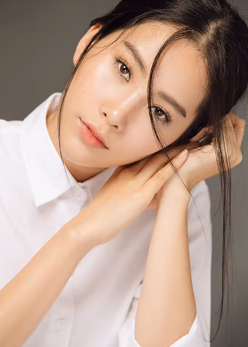 Đây là thành tích đáng tự hào của cá nhân Hoa khôi Nam Em khi cô liên tiếp gặt hái được thành công từ cuộc thi Hoa hậu Trái đất 2016 (top 8 chung cuộc).