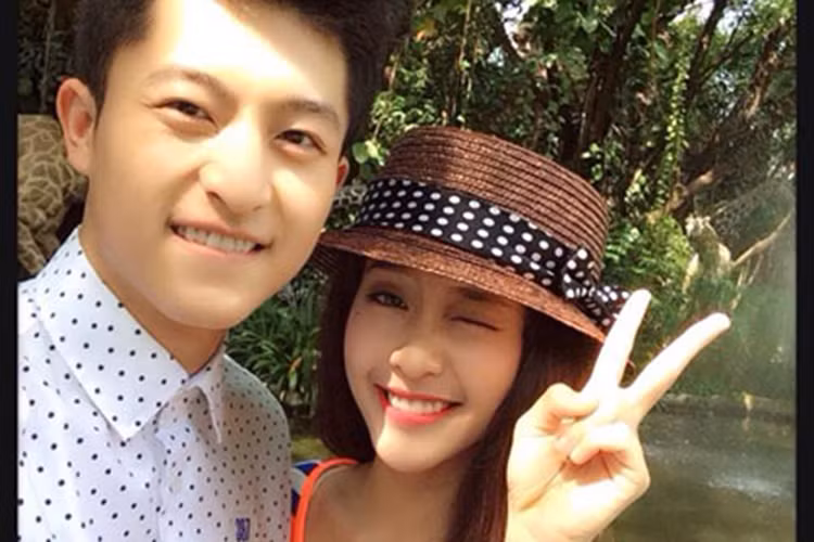 Harry Lu còn vướng tin đồn phim giả tình thật với hot girl Khả Ngân. Trong chuyến qua Thái Lan quay phim bộ phim “Trở về 3”, cả hai dành nhiều thời gian đi dạo cùng nhau. (Ảnh: Khám Phá)