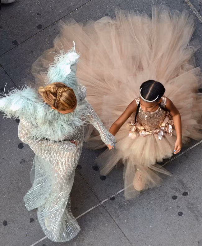 Blue như một cô công chúa bước ra từ truyện cổ tích khi được mẹ dắt tay tới dự sự kiện VMA trong trang phục váy Mischka Aoki đuôi giày quết đất, giày Giuseppe Zanotti Junior. Chiếc váy của Blue có giá tới 11.000 USD. (Ảnh: Getty)