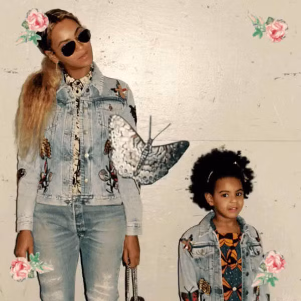 Blue được mẹ Beyonce sắm cho chiếc áo khoác denim đôi với mẹ. Chiếc áo denim hiệu Gucci của cô bé có giá 860 USD. (Ảnh: Instagram)