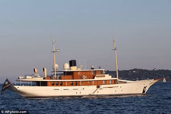 Johnny Depp can tien vi loi song xa hoa-Hinh-3