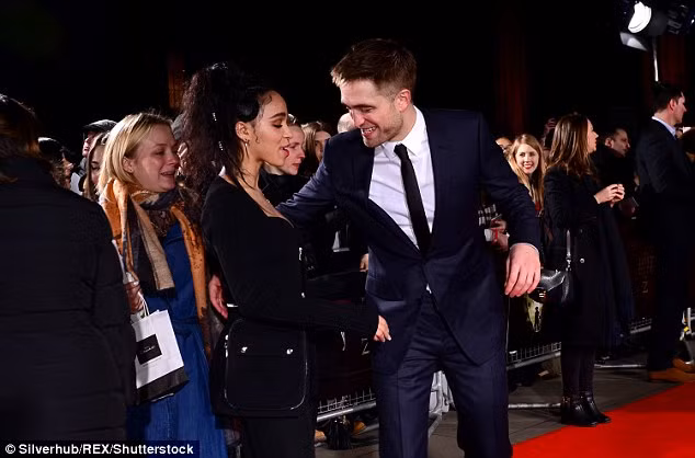 Bỏ ngoài tai những lời dị nghị, mối tình của Robert và Twigs cứ âm thầm phát triển. Chỉ hơn 5 tháng hẹn hò, đến tháng 4/2015 thì Robert cầu hôn Twigs. (Ảnh: Rex)