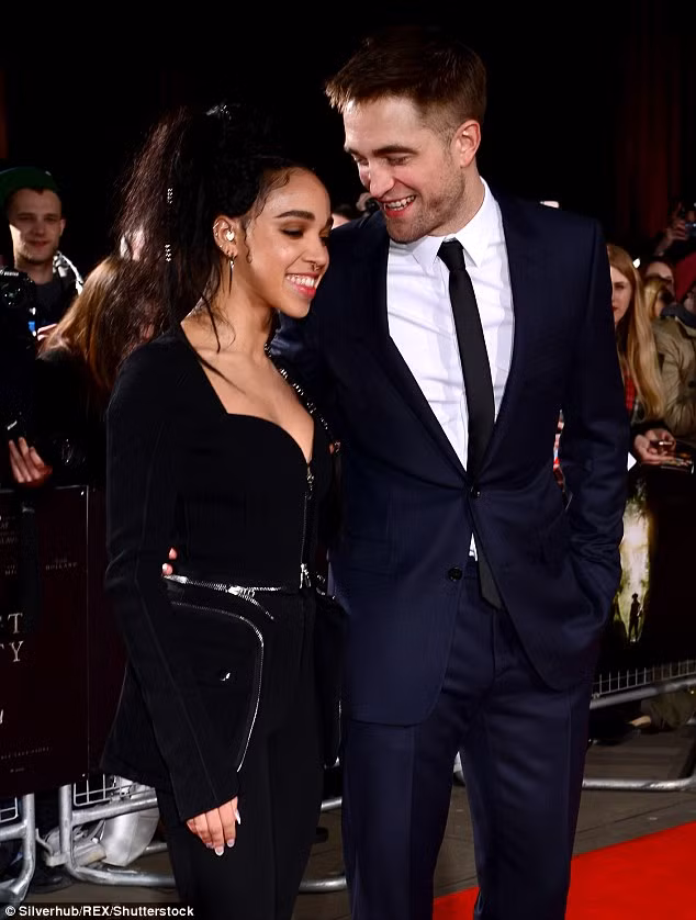 Kể từ khi yêu nhau vào tháng 9/2014, Twigs cho biết cô rất áp lực khi trở thành người yêu của chàng ma cà rồng vì luôn bị so sánh với Kristen Stewart, tình cũ của Robert. (Ảnh: Rex)