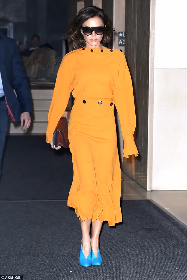 Mặc cho scandal của David Beckham về việc anh bị hack mail và lộ ra những thông tin về việc lợi dụng chuyện từ thiện để phong tước hiệp sĩ, Victoria Beckham vẫn rạng rỡ tự tin xuất hiện ở Tuần lễ Thời trang New York. (Ảnh: AKM-GSI)