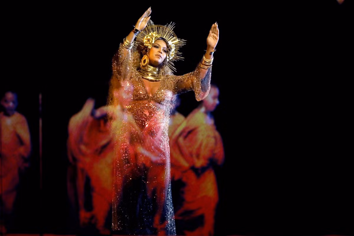 Beyonce om bung bau thai doi hat tren san khau Grammy 2017-Hinh-2