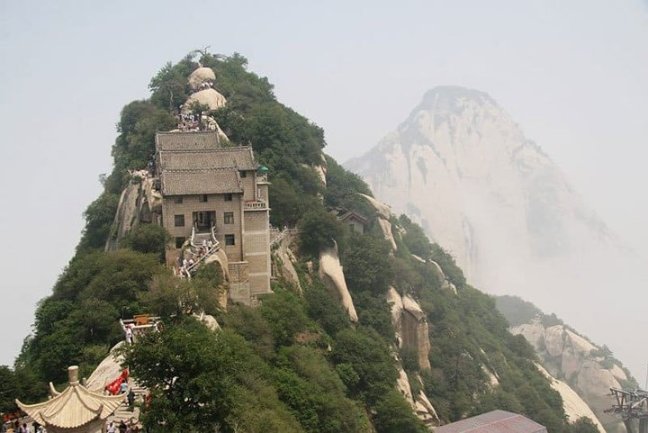 Núi thiêng Hua, Trung Quốc. Có độ cao 2.200m nhưng chỉ là đỉnh cao thứ 9 ở Trung Quốc. Mặc dù vậy, đây là một trong những nơi du khách nên đến.