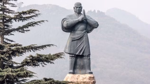  3. Kungfu và võ thuật: Có lẽ nhiều người lầm tưởng Kungfu xuất thân từ Thiếu Lâm. Điều đó sai hoàn toàn. Theo nhiều nhà sử học, thực ra các nhà sư Thiếu Lâm không phải như phim ảnh, có võ công bí truyền hay những kỹ năng chiến đấu đặc sắc; họ vốn dĩ kỹ năng chỉ ngang với những binh lính thông thường mà có lẽ là yếu hơn nữa. Và võ thuật của họ chỉ thật sự phát triển vào khoảng thế kỷ 14, họ kết hợp các loại công phu và võ thuật khác với nhau. Còn võ kungfu thì có trước rất lâu trước khi Thiếu Lâm Tự ra đời.