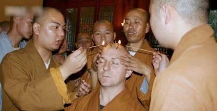  7. Những dấu nhang trên đầu các nhà sư: Hẳn những bạn mê phim Trung Quốc không lạ gì những dấu chấm tròn hay còn gọi là Jieba trên đầu các nhà sư Thiếu Lâm. Mỗi dấu tượng trưng cho 1 điều luật cơ bản mà nhà sư phải tuân theo và nếu đủ 9 chấm đồng nghĩ là họ đã tốt nghiệp những bài học cơ bản về Phật giáo của mình. Có 1 thời gian tập tục này đã bị cấm, cho đến 2007, tập tục này đã được bắt đầu lại và chỉ giới hạn cho 100 người có công đức lớn nhất mới được có được những dấu Jieba này. Tuy nhiên đến hôm nay chỉ có 43 người được công nhận và trong đó có 1 người phương Tây.