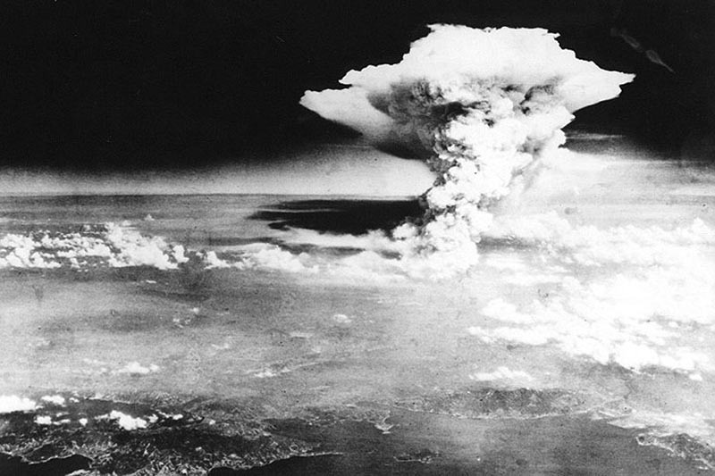 Những người may mắn sống sót không hay biết họ bị nhiễm xạ ở mức nguy hiểm chết người. Do vậy, nhiều nạn nhân tiếp tục qua đời những ngày sau đó trong tình trạng tóc rụng, máu chảy ra từ mũi, miệng, tai. Ảnh: Khoảnh khắc quả bom phát nổ.