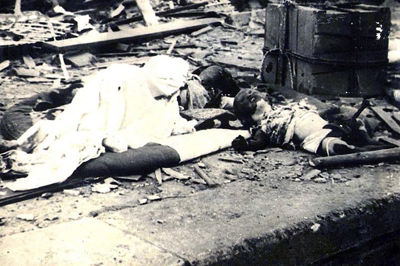 Ba ngày sau khi ném bom Hiroshima, Mỹ thả quả bom nguyên tử thứ 2 mang tên Fat Man (Gã Mập) xuống thành phố Nagasaki. Ước tính, vụ nổ đã cướp đi sinh mạng của tổng cộng 140.000 người ở Hiroshima và 74.000 người ở Nagasaki. Ảnh: Hiroshima tang tóc...