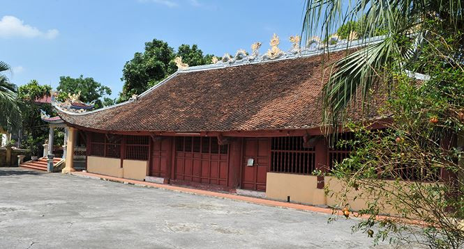 Ngôi đình được xây dựng từ thế kỷ 17 với những mảng chạm tuyệt đẹp, được xem như đỉnh cao về nghệ thuật kiến trúc thời bấy giờ.