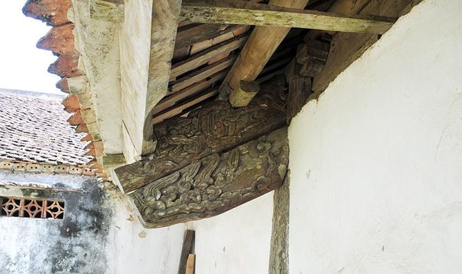 Tuy nhiên, những mảng chạm tuyệt đẹp này hiện đã được hạ giải và suốt một thời gian tu bổ bằng "bê tông" nằm lăn lóc giữa mưa nắng.