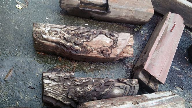 Các mảng chạm, cấu kiện sau khi hạ giải vứt lăn lóc dưới đất khiến những người yêu những giá trị văn hoá lịch sử không khỏi xót xa.