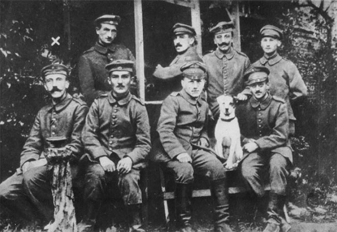  3. Hitler chỉ có một tinh hoàn: Nhiều người tin rằng khiếm khuyết này đã gây ra sự kém cỏi của mình. Chiến đấu cho Đế chế Đức trong Thế chiến thứ nhất, Hitler bị thương, và các bác sĩ phải loại bỏ một trong những tinh hoàn để cứu mạng hắn ta. Điều này xảy ra trong trận Somme năm 1916.