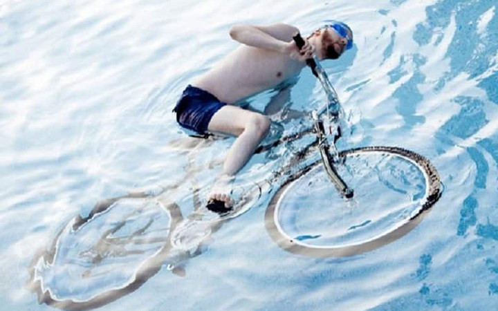 Ở California, việc đi xe đạp trong hồ bơi là bất hợp pháp.