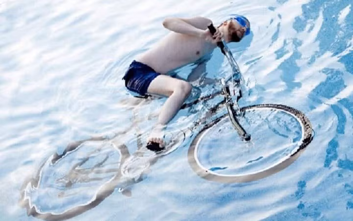 Ở California, việc đi xe đạp trong hồ bơi là bất hợp pháp.