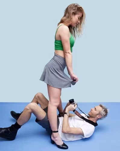 Ở Delaware, mặc quần bó sát là bất hợp pháp.Ở Massachusetts chụp ảnh vén váy có thể bị coi là phạm tội.