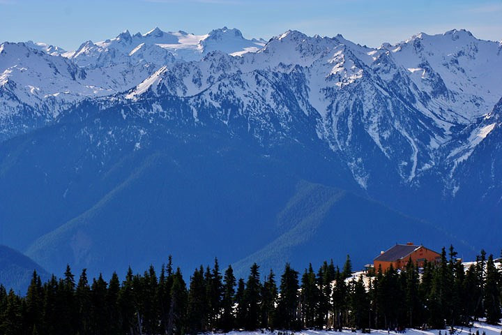 Là một phần của Vườn quốc gia Olympus: Núi Olympus thuộc Vườn quốc gia Olympus, đây cũng là vườn quốc gia đầu tiên của Hy Lạp được công nhận vào năm 1938. Vườn quốc gia này có mục đích bảo tồn vĩnh cửu môi trường tự nhiên của khu vực, bao gồm cả hệ thực vật, động vật hoang dã, cảnh quan thiên nhiên, cũng như các giá trị văn hóa khác của nó. Ảnh Travel notes.