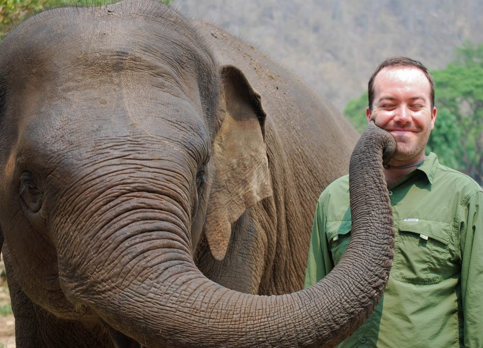  13. Du lịch và liên kết: Du lịch là ngành kinh tế quan trọng ở Thái Lan. Ba năm qua, người Thái đã ngoạn mục soán ngôi người Mã, giành vị trí quán quân du lịch châu Á. Người Thái làm dịch vụ rất giỏi, từ du lịch biển đảo đến du lịch rừng, du lịch văn hóa, lịch sử… biến cái bình thường thành sự khác biệt. Sự liên kết chính là nguyên nhân thành công của du lịch Thái Lan. Chính phủ miễn giảm thuế cho các công ty lữ hành. Khách nước ngoài được chào đón nồng nhiệt và có ưu đãi giá vì họ mang ngoại tệ đến. Ảnh: Flickr .