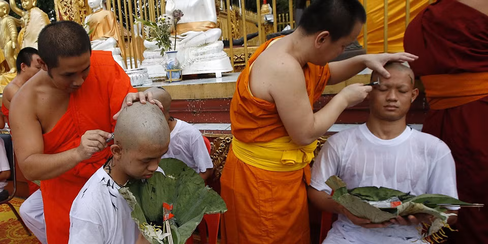  3. Đi tu: Đi tu là sự kiện quan trọng nhất trong đời người của người dân Thái Lan. Sư đến nhà, làm lễ, cạo tóc, chân mày, tắm và chúc phúc cho người đi tu. Cả nhà mở tiệc trọng thể, người đi tu mặc đồ trắng, ngồi xe hoa cùng cha mẹ. Người đi tu được bảo lưu công việc, thậm chí được trả lương trong thời gian đi tu nếu người đó đang làm việc có thu nhập thấp. Việc làm này giúp người đi tu toàn tâm toàn ý rèn luyện phẩm chất, học tập kiến thức và sẽ làm việc tốt hơn khi hoàn tất tu tập. Ảnh: Sakchai Lalit.