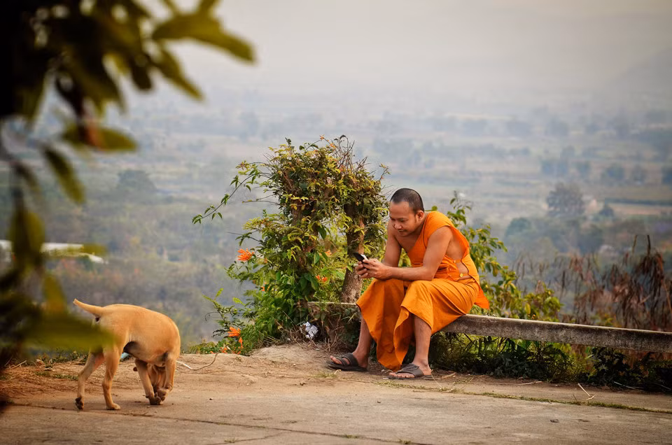  5. Khẩu nghiệp: Đây được coi là nền tảng đạo đức của cuộc sống. Người Thái có thể bắn, chém, đánh nhau nhưng gần như không nghe chửi thề. Hành động nặng nhất khi nói xấu người khác là “đồ khùng”, “nó không tốt”… chứ không mạt sát, ví von với loài vật hoặc buông lời tục tĩu. Mọi người thường bảo nhau “Chay den den” (Hãy bình tĩnh) để không làm tổn thương người khác. Ảnh: Alexis Gravel.