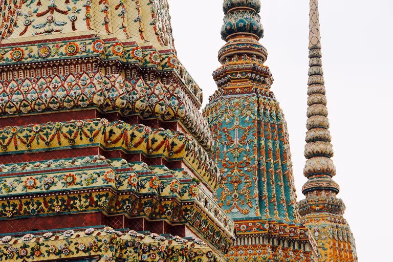  2. Phật và Phật giáo Tiểu thừa: Phật giáo Tiểu thừa (Nam Tông) chiếm gần 95% dân số Thái Lan. Cuộc sống và các sự kiện quan trọng trong cuộc đời của người Thái luôn gắn bó mật thiết với chùa như một phần tất yếu. Phật không có mặt trong các tiệm trang sức vàng, bạc, đá quý vì không thể mua bán mà được thỉnh từ trong chùa. Người Thái ít đeo nữ trang. Họ mang Phật trong người để nhắc nhở mình làm điều tốt, tránh xa việc xấu. Ảnh: Pixabay, Sarah Williams.