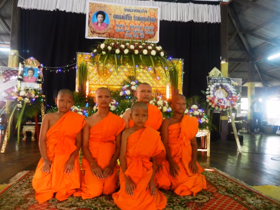  11. Đám ma: Người chết được đưa đến bệnh viện tìm nguyên nhân rồi đưa vào chùa qua hòm lạnh. Tay người chết buộc sợi chỉ nối quan tài, lư hương. Nhà sư và người thân cầm sợi chỉ trò chuyện với người vừa mất. Người thân khi vào chùa không khóc than vì người chết sẽ khó siêu thoát. Người nhà nấu nướng đãi mọi người ăn để giảm nghiệp chướng cho người chết. Người chết sẽ được hỏa táng, tro để trong tháp quanh chùa. Ảnh: ThaiVIsa.