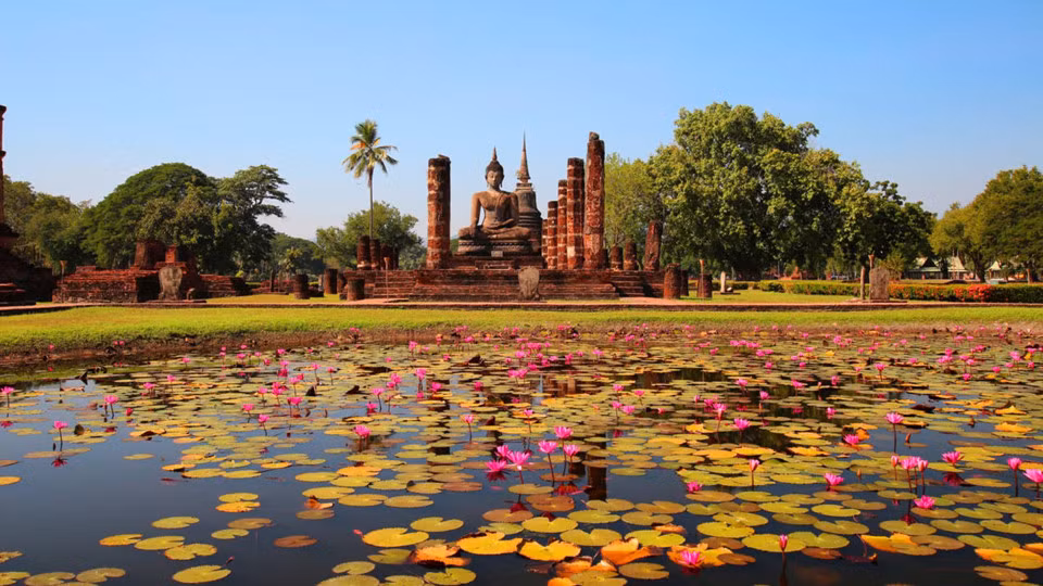  1. Thái Lan: Thái Lan trong tiếng Anh là Thailand, có nghĩa là “Vùng đất người Thái”. Người Thái di cư từ Vân Nam (Trung Quốc) xuống vùng Đông Nam Á từ thế kỷ VIII, cùng chung ngôn ngữ với người Lào, người Thái ở Việt Nam. Vương quốc Thái Lan thành lập vào năm 1238 từ lãnh thổ của đế chế Khmer, đóng đô tại Sukhothai. Năm 1283, người Thái mới có chữ viết riêng. Quốc hoa Thái Lan là Dok Khuen, người Việt gọi là muồng hoàng yến, bò cạp vàng. Loài hoa này tượng trưng cho hoàng gia. Ảnh: CNN.