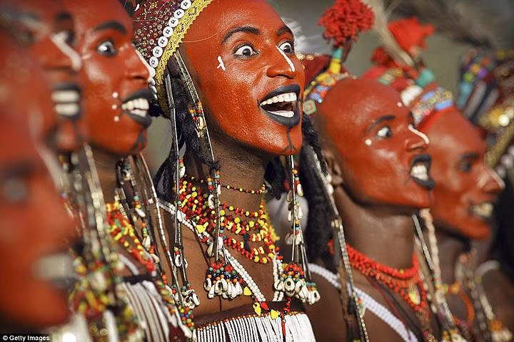 Hơn nữa, những hàm răng trắng, đều của họ cũng được làm điểm nhấn khi họ bôi mực đen lên môi.