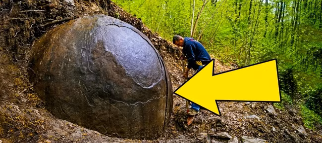  Tảng đá tròn lớn ở Bosnia: Một số người cho rằng tổ tiên cổ xưa của chúng ta đã tạo ra những tảng đá như những biểu tượng của các vật thể trên bầu trời hoặc như một dấu phân cách cho các đường biên của sự thống trị của chúng. Trên thực tế, nguồn gốc của các tảng đá tròn như quả bóng này ở các quốc gia khác nhau trên khắp hành tinh là không rõ nguyên nhân.