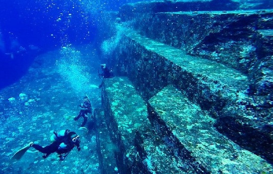  Công trình xây dựng bậc thang tại quần đảo Ryukyu: Năm 1986, một nhóm thợ lặn tìm thấy một loạt các công trình kỳ lạ giống như các tòa nhà kiến trúc gần đảo Yonaguni. Các đồ tạo tác (đá có biểu tượng, cào, và phù điêu trên động vật) khiến mọi người nghĩ rằng chúng được làm thủ công. Các nhà nghiên cứu vẫn tranh luận về chủ đề này .