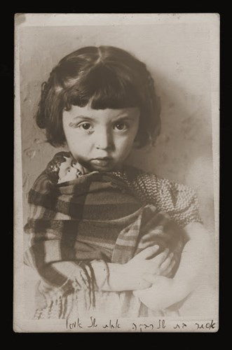 Bức chân dung một bé gái người Do Thái đang giữ chặt con búp bê bằng gốm được chụp vào năm 1939 khi Thế chiến thứ 2 đang xảy ra.