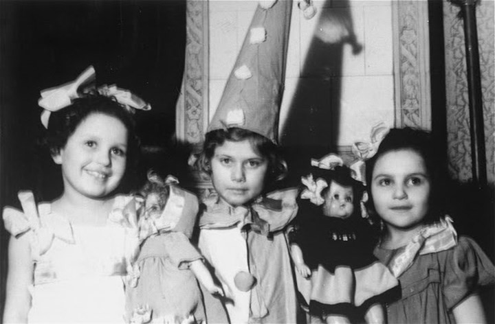 Lễ Purim của người Do Thái được tổ chức tại một trại trẻ mồ côi ở Lodz, Ba Lan vào ngày 28/12/1948. Những em bé ở đây được các gia đình Thiên Chúa giáo che giấu và bảo vệ trong suốt chiến tranh.