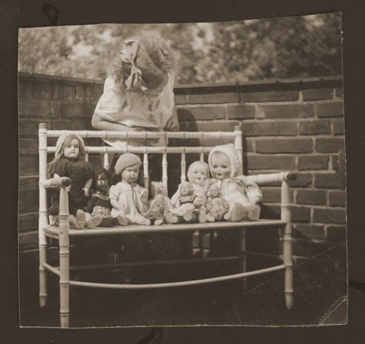 Bé gái Rachel Katz nói tạm biệt với những con búp bê tại Almelo vào năm 1942.