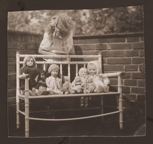 Bé gái Rachel Katz nói tạm biệt với những con búp bê tại Almelo vào năm 1942.