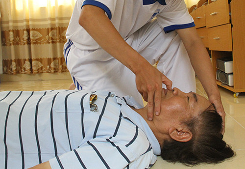 Tiết trời nóng bức, nhiệt độ và độ ẩm quá cao khiến nhiều người say nắng, say nóng. Dưới đây là cách xoa bóp chữa trị say nắng. Ảnh minh họa.