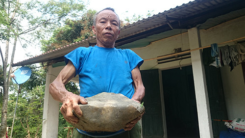 Những hòn đá to như cái nón đe bay vào nhà dân, đe dọa tính mạng của nhiều người.