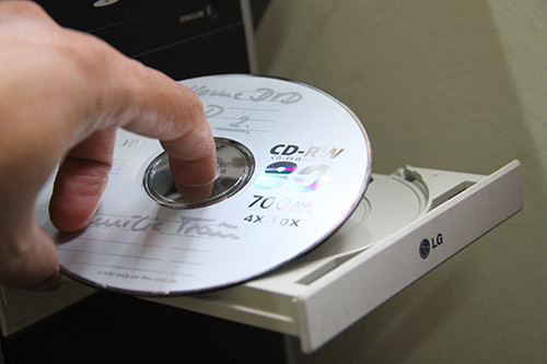 Kham pha it biet ve vat lieu lam dia CD