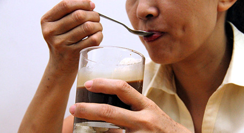 Phu nu mang bau uong tra, ca phe hai nao be?