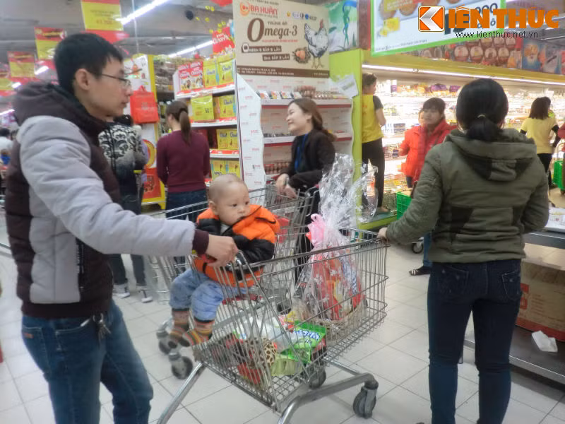 Hơn nữa, nhờ việc bố trí thêm các quầy thanh toán, nhân viên phục vụ, cùng với việc nhiều người dân rải rác sắm Tết từ nhiều ngày trước khiến siêu thị không gặp tình trạng đông đúc, quá tải.