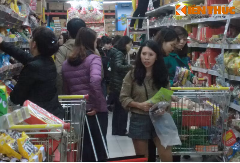 "Vào tuần cuối cùng sát Tết, các siêu thị thường đông hơn bình thường nên tôi tranh thủ đi mua hàng từ tuần trước, mua thành nhiều đợt để đỡ phải đợi như năm ngoái", khách hàng Vũ Thị Kiều Ánh (24 tuổi, Mai Dịch, Cầu Giấy, Hà Nội) chia sẻ.