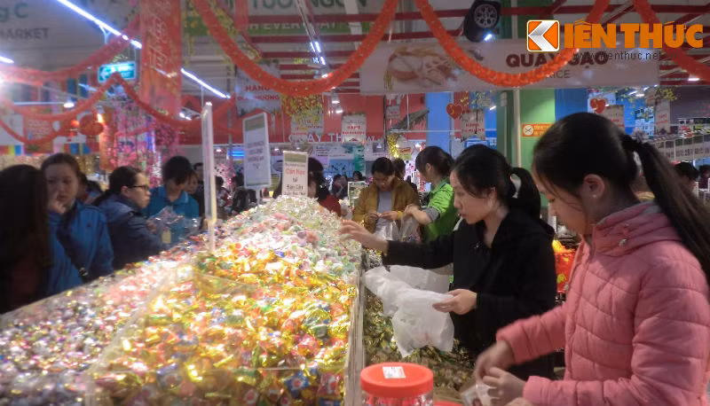 Mặt khác, theo tìm hiểu của Kiến Thức, việc số lượng siêu thị mới ngày càng nhiều cùng các cửa hàng tiện lợi với đa dạng các mặt hàng từ bánh kẹo, đồ khô đến tươi sống...